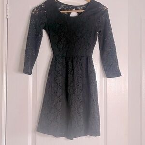 3/$20 😀 Black lace dress with lining